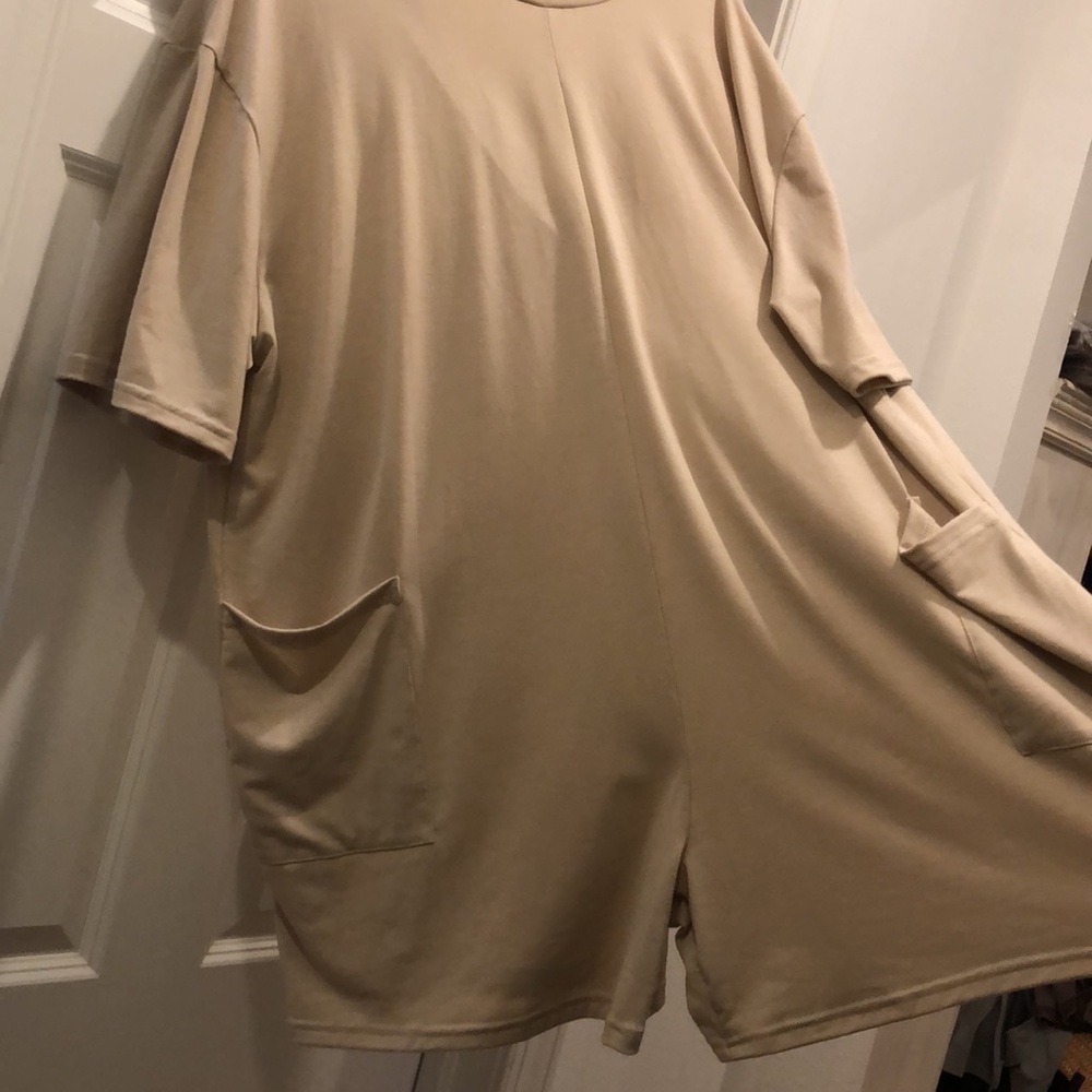 TEE ROMPER BOUTIQUE BRAND (unknown) in Beige NWOT sz XL - Picture 3 of 6